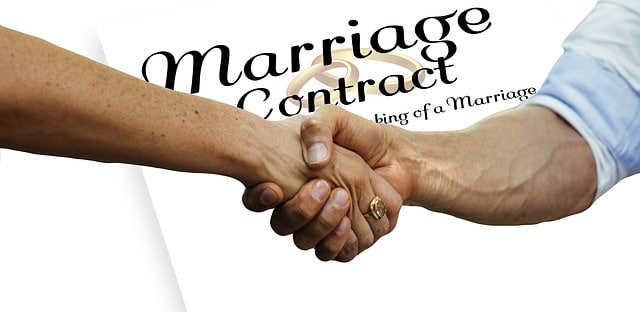 לחיצת ידיים בהסכם נישואין
